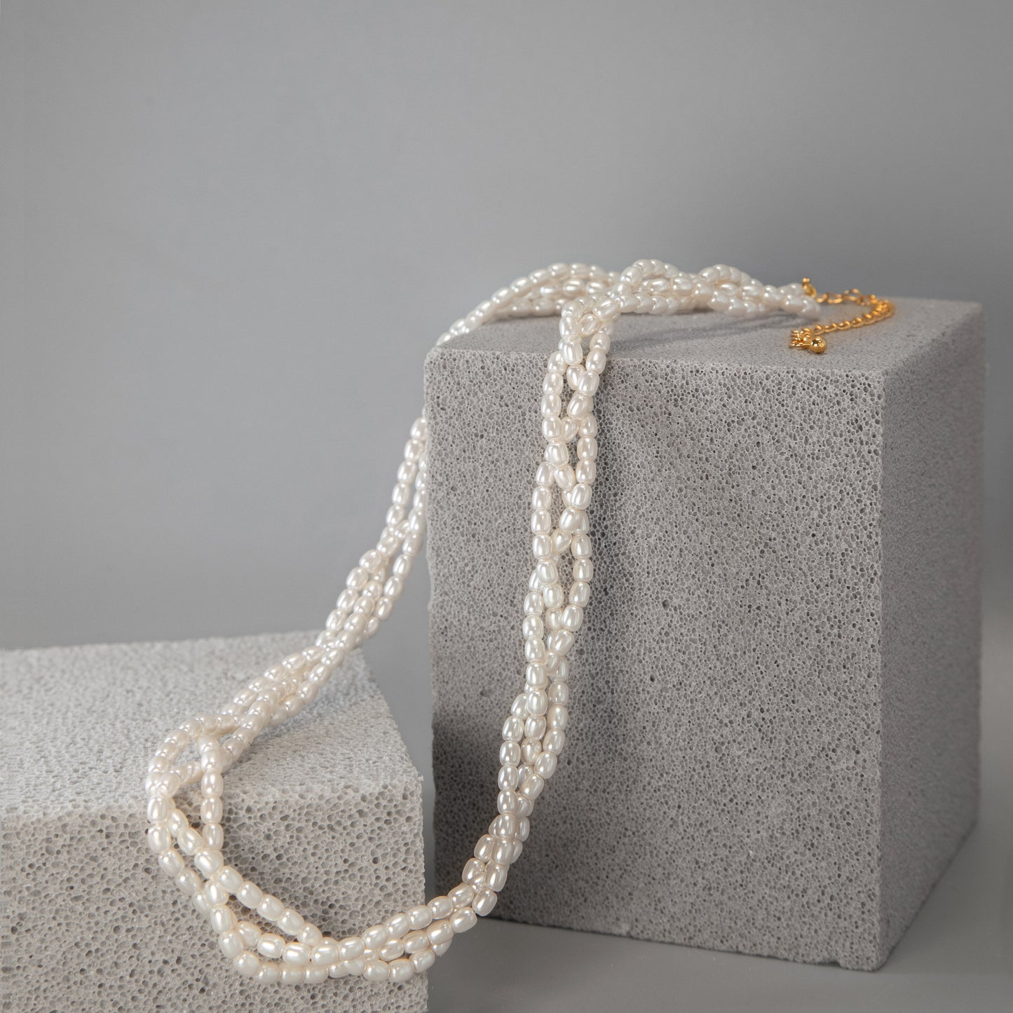 Twisting Layer Pearls Necklace