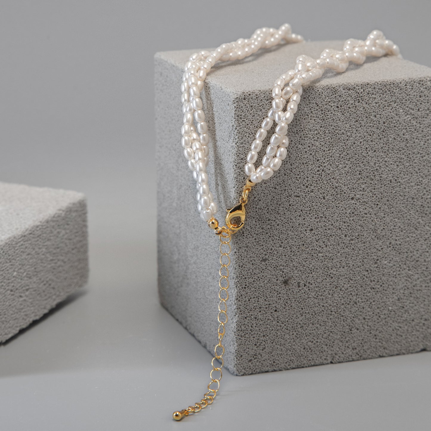 Twisting Layer Pearls Necklace