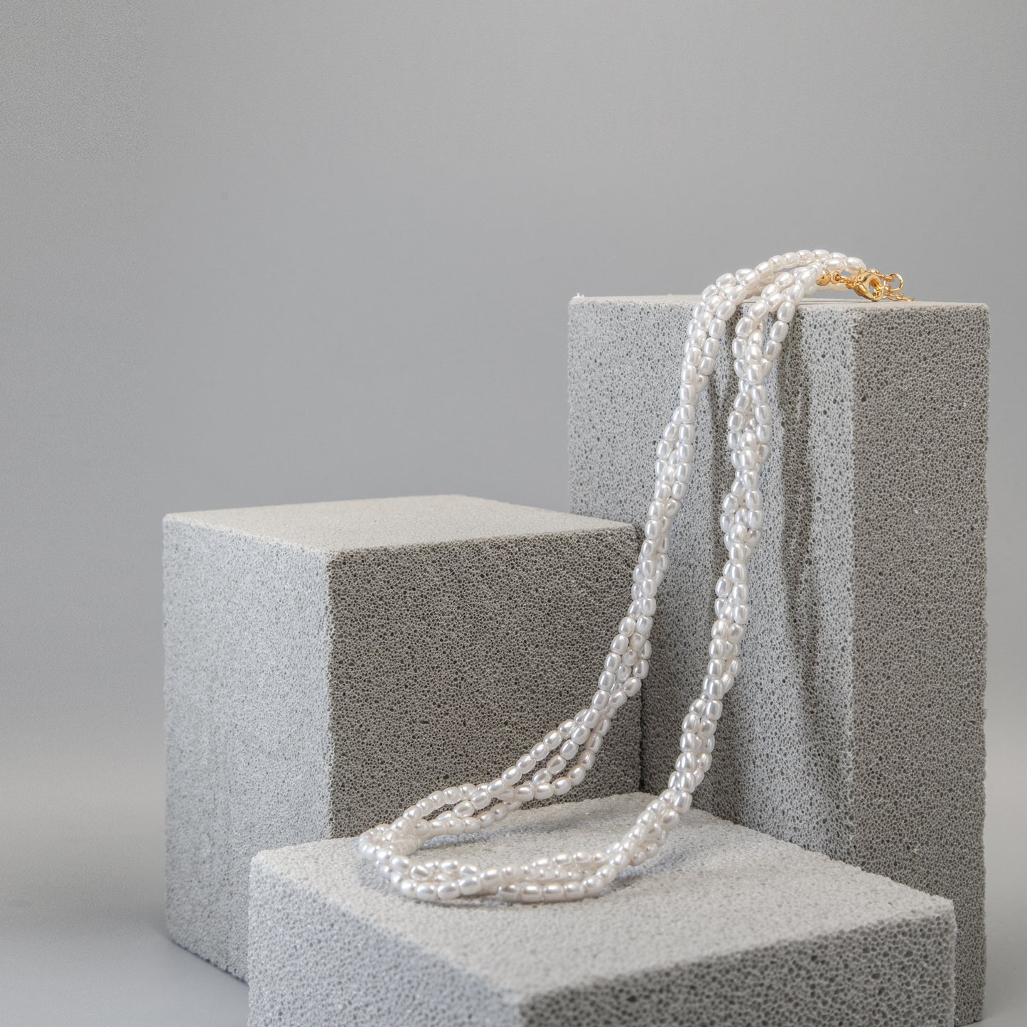 Twisting Layer Pearls Necklace