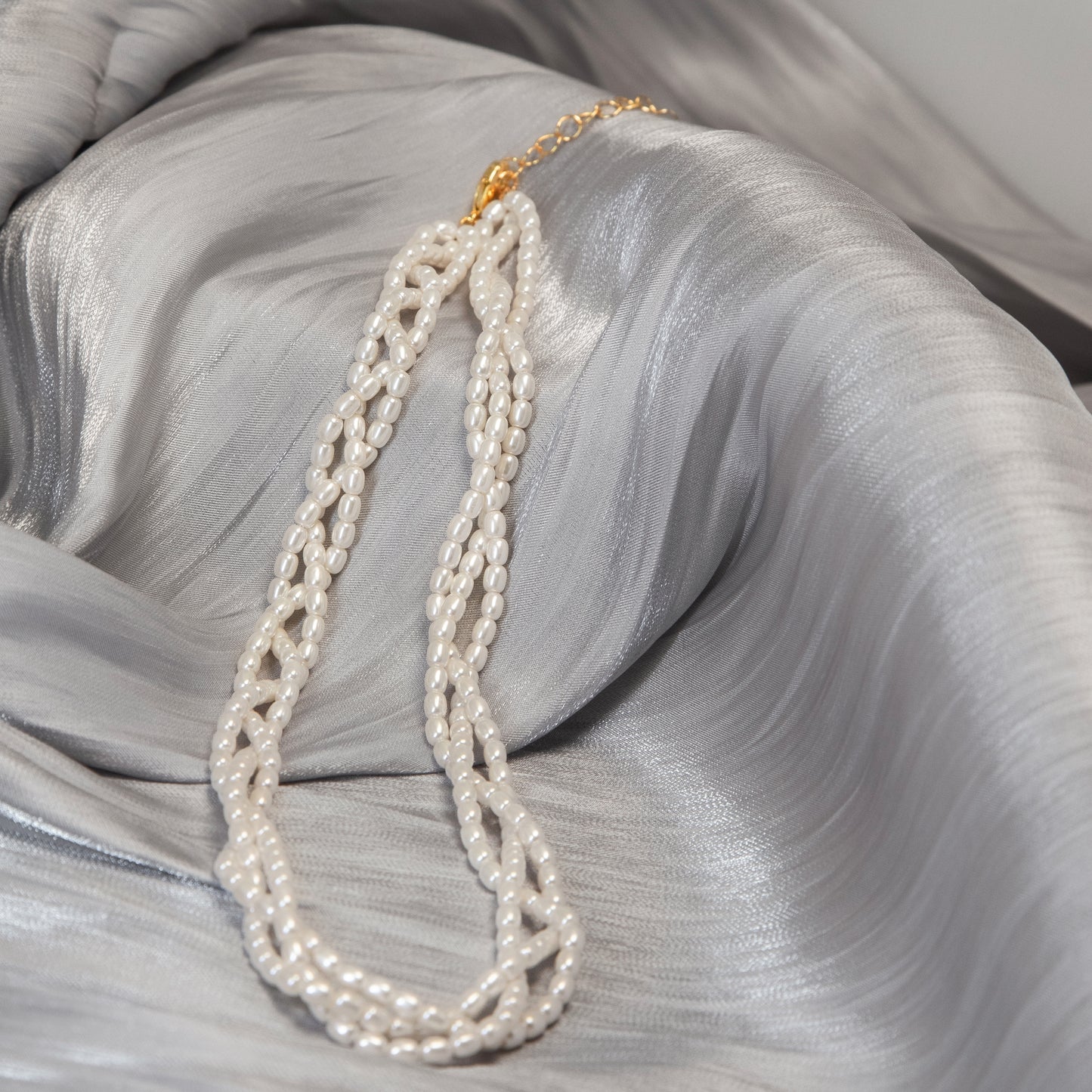Twisting Layer Pearls Necklace